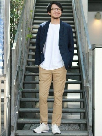 Look alla moda per uomo: Blazer blu scuro, T-shirt girocollo bianca, Chino marrone chiaro, Scarpe sportive beige