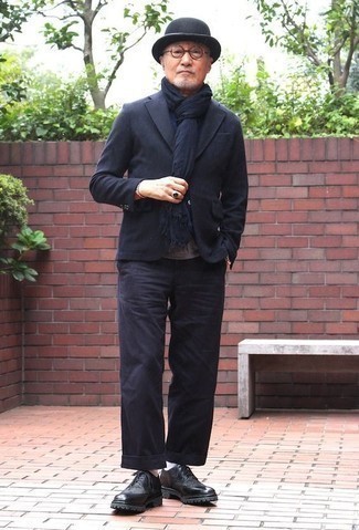 Quale chino indossare con un blazer blu scuro e bianco per un uomo di 50 anni: Scegli un outfit composto da un blazer blu scuro e bianco e chino per creare un look smart casual. Scegli uno stile classico per le calzature e scegli un paio di scarpe brogue in pelle nere.