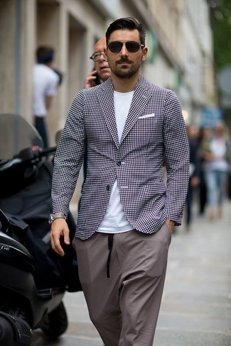 Come indossare e abbinare una giacca melanzana scuro per un uomo di 30 anni: Metti una giacca melanzana scuro e chino grigi per creare un look smart casual.