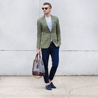 Come indossare e abbinare mocassini eleganti blu in modo smart-casual: Punta su un blazer verde oliva e chino blu scuro per un look davvero alla moda. Abbellisci questo completo con un paio di mocassini eleganti blu.