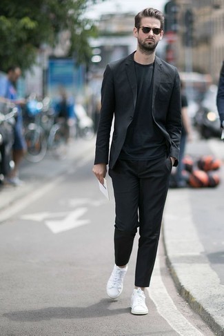 Come indossare e abbinare un blazer grigio in modo casual: Potresti combinare un blazer grigio con chino neri per creare un look smart casual. Se non vuoi essere troppo formale, scegli un paio di sneakers basse di tela bianche.