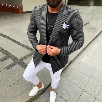 Look alla moda per uomo: Blazer a righe verticali grigio, T-shirt girocollo nera, Chino bianchi, Sneakers basse di tela bianche