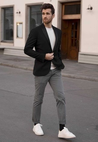 Quale chino indossare con un blazer nero: Prova a combinare un blazer nero con chino per creare un look smart casual. Scegli un paio di sneakers basse di tela bianche per avere un aspetto più rilassato.