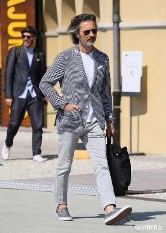 Look alla moda per uomo: Blazer a quadretti blu scuro e bianco, T-shirt girocollo bianca, Chino grigi, Sneakers senza lacci di tela grigie