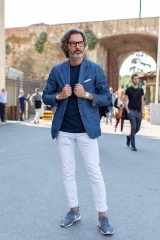Come indossare e abbinare scarpe sportive con chino per un uomo di 50 anni in modo casual: Abbina un blazer di jeans blu con chino per un look da sfoggiare sul lavoro. Per distinguerti dagli altri, calza un paio di scarpe sportive.