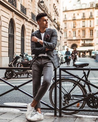 Come indossare e abbinare un blazer grigio in modo casual: Coniuga un blazer grigio con chino grigi per creare un look smart casual. Se non vuoi essere troppo formale, prova con un paio di sneakers basse di tela bianche.