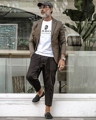 Look alla moda per uomo: Blazer marrone, T-shirt girocollo stampata bianca e nera, Chino neri, Mocassini eleganti di velluto neri