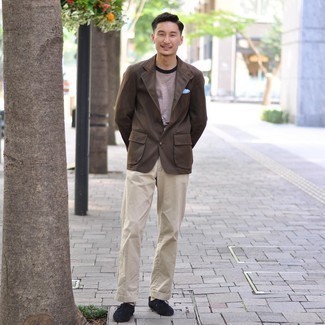 Come indossare e abbinare chukka con chino quando fa caldo in modo smart-casual: Un blazer marrone scuro e chino sono un outfit perfetto da sfoggiare nel tuo guardaroba. Chukka sono una buona scelta per completare il look.
