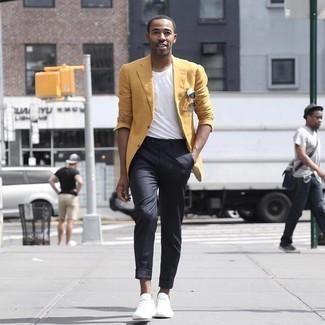 Quale chino indossare con un blazer giallo: Scegli un outfit composto da un blazer giallo e chino per creare un look smart casual. Se non vuoi essere troppo formale, mettiti un paio di sneakers basse di tela bianche.