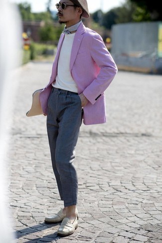 Come indossare e abbinare una bandana grigia per un uomo di 30 anni: Opta per un blazer con motivo pied de poule rosa e una bandana grigia per una sensazione di semplicità e spensieratezza. Scegli uno stile classico per le calzature e opta per un paio di mocassini eleganti in pelle bianchi.