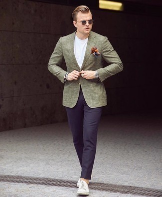 Quale chino indossare con un blazer verde oliva per un uomo di 30 anni: Un blazer verde oliva e chino sono un outfit perfetto da sfoggiare nel tuo guardaroba. Opta per un paio di sneakers basse di tela bianche per un tocco più rilassato.