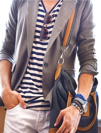 Come indossare e abbinare un orologio in pelle grigio in modo smart-casual: Per un outfit della massima comodità, indossa un blazer grigio e un orologio in pelle grigio.