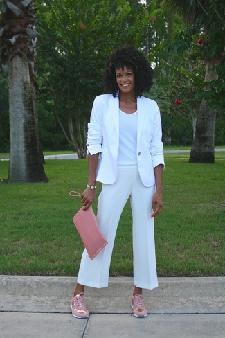 Come indossare e abbinare un blazer bianco: Punta su un blazer bianco e una gonna pantalone bianca per un look spensierato e alla moda. Opta per un paio di sneakers basse rosa per avere un aspetto più rilassato.