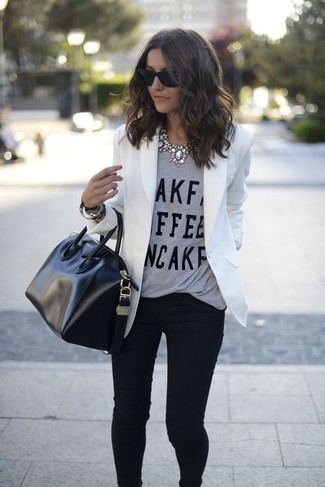 Come indossare e abbinare un blazer bianco per una donna di 30 anni in modo smart-casual: Potresti combinare un blazer bianco con jeans aderenti neri per un look raffinato per il tempo libero.