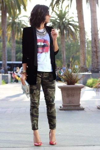 Look alla moda per donna: Blazer di velluto nero, T-shirt girocollo stampata bianca, Jeans aderenti mimetici verde oliva, Décolleté in pelle rossi
