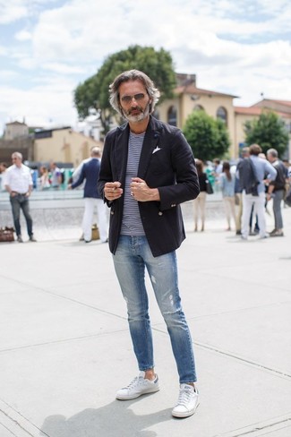 Come indossare e abbinare un blazer con jeans per un uomo di 40 anni quando fa caldo in modo rilassato: Abbina un blazer con jeans per un look perfetto per il weekend. Abbina questi abiti a un paio di sneakers basse bianche.