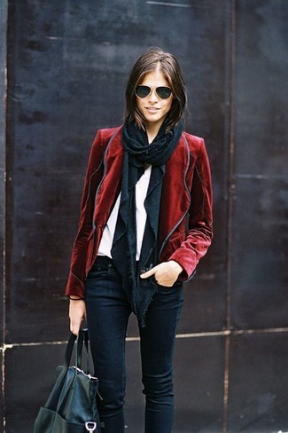 Come indossare e abbinare una sciarpa nera: Potresti abbinare un blazer di velluto rosso con una sciarpa nera per un look spensierato e alla moda.