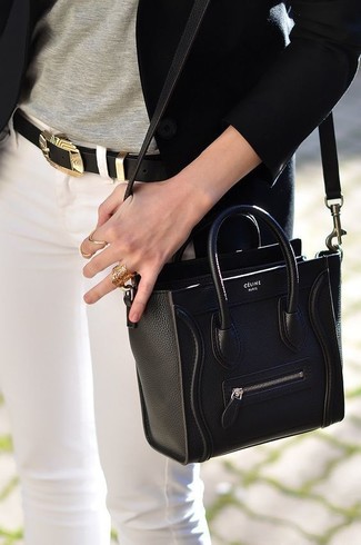 Come indossare e abbinare jeans bianchi per una donna di 30 anni in modo smart-casual: Punta su un blazer nero e jeans bianchi per essere trendy e seducente.