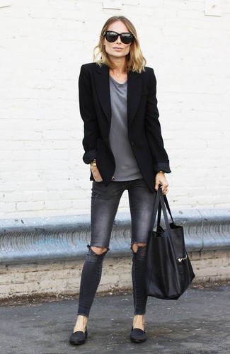 Look alla moda per donna: Blazer nero, T-shirt girocollo grigia, Jeans aderenti strappati grigio scuro, Mocassini eleganti in pelle neri