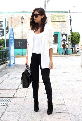 Quale stivaletti indossare con un blazer bianco e nero quando fa caldo: Coniuga un blazer bianco e nero con jeans aderenti neri per un semplice tocco di eleganza. Un paio di stivaletti si abbina alla perfezione a una grande varietà di outfit.