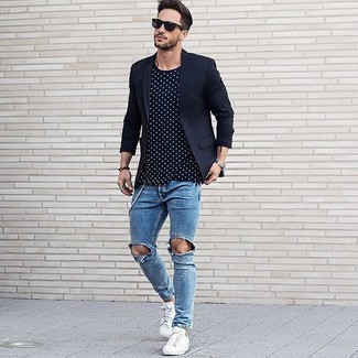 Come indossare e abbinare jeans aderenti strappati blu scuro per un uomo di 30 anni: Scegli un outfit composto da un blazer blu scuro e jeans aderenti strappati blu scuro per una sensazione di semplicità e spensieratezza. Sfodera il gusto per le calzature di lusso e opta per un paio di sneakers basse bianche.