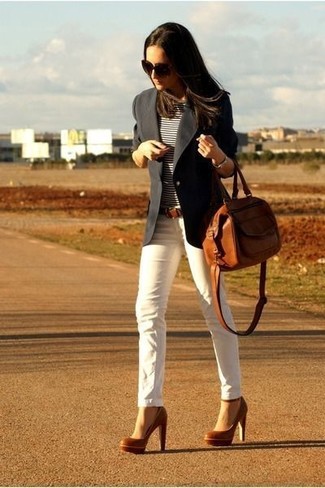 Quale décolleté indossare con jeans bianchi in modo smart-casual: Prova ad abbinare un blazer nero con jeans bianchi per un semplice tocco di eleganza. Perfeziona questo look con un paio di décolleté.