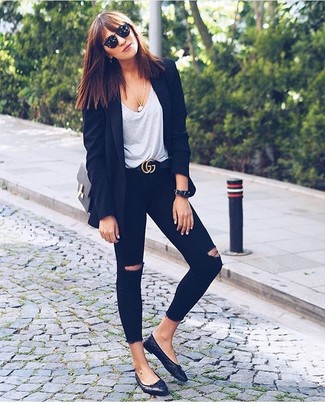 Quale jeans aderenti indossare con ballerine nere in primavera 2025: Prova ad abbinare un blazer nero con jeans aderenti per un fantastico look da sfoggiare nel weekend. Se non vuoi essere troppo formale, mettiti un paio di ballerine nere. Ideale per la primavera, ovviamente!
