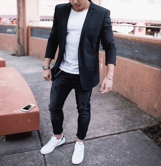 Come indossare e abbinare jeans aderenti neri per un uomo di 30 anni in modo casual: Prova ad abbinare un blazer nero con jeans aderenti neri per un look spensierato e alla moda. Perfeziona questo look con un paio di sneakers basse bianche.