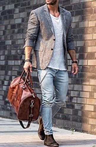 Come indossare e abbinare jeans aderenti azzurri in modo smart-casual: Potresti combinare un blazer di lana grigio con jeans aderenti azzurri per affrontare con facilità la tua giornata. Scegli uno stile classico per le calzature e mettiti un paio di stivali chelsea in pelle scamosciata marrone scuro.