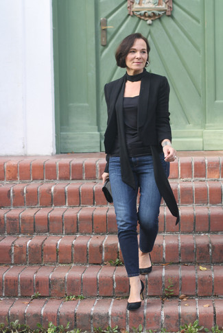 Moda donna anni 50: Prova ad abbinare un blazer nero con jeans aderenti blu scuro per un look trendy e alla mano. Décolleté in pelle scamosciata neri sono una gradevolissima scelta per completare il look.