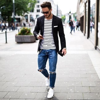 Come indossare e abbinare un blazer nero in modo rilassato: Prova a combinare un blazer nero con jeans aderenti strappati blu per un look perfetto per il weekend. Impreziosisci il tuo outfit con un paio di sneakers basse bianche.