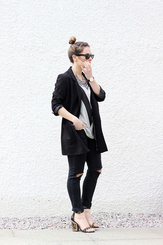 Quale jeans indossare con un blazer nero: Prova a combinare un blazer nero con jeans per creare un look raffinato e glamour. Un paio di sandali con tacco in pelle scamosciata leopardati marrone chiaro si abbina alla perfezione a una grande varietà di outfit.