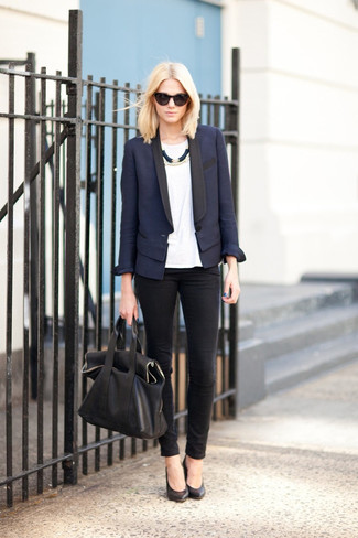 Come indossare e abbinare décolleté in pelle neri: Per un outfit quotidiano pieno di carattere e personalità, metti un blazer blu scuro e jeans aderenti neri. Décolleté in pelle neri sono una valida scelta per completare il look.