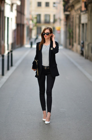 Quale décolleté indossare con un blazer nero in modo smart-casual: Scegli un blazer nero e jeans aderenti neri per un outfit che si fa notare. Questo outfit si abbina perfettamente a un paio di décolleté.