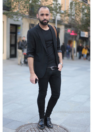Come indossare e abbinare scarpe oxford in pelle per un uomo di 20 anni in modo smart-casual: Punta su un blazer nero e jeans aderenti neri per vestirti casual. Prova con un paio di scarpe oxford in pelle per un tocco virile.