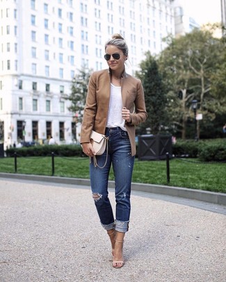 Come indossare e abbinare sandali con tacco con jeans aderenti per una donna di 30 anni: Abbina un blazer marrone con jeans aderenti per vestirti casual. Sandali con tacco sono una buona scelta per completare il look.