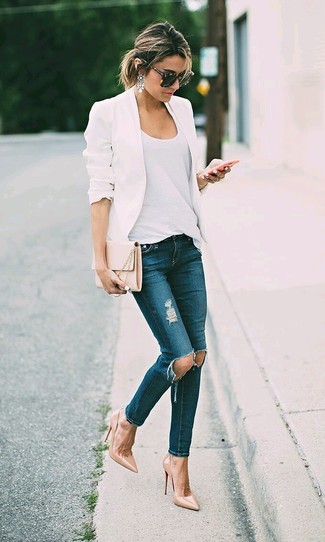 Come indossare e abbinare jeans aderenti strappati blu scuro in modo casual: Scegli un outfit composto da un blazer bianco e jeans aderenti strappati blu scuro per essere trendy e seducente. Rifinisci questo look con un paio di décolleté in pelle marrone chiaro.