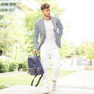 Quale blazer indossare con jeans bianchi per un uomo di 20 anni: Abbina un blazer con jeans bianchi per un look raffinato per il tempo libero. Per distinguerti dagli altri, scegli un paio di sneakers basse in pelle bianche come calzature.