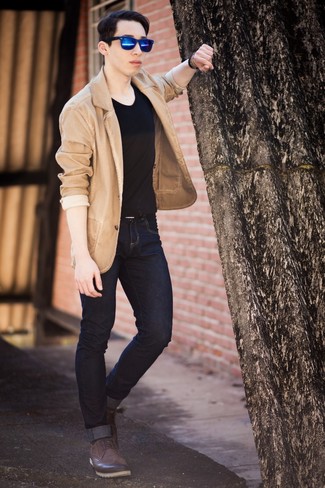 Come indossare e abbinare un blazer di jeans marrone chiaro: Mostra il tuo stile in un blazer di jeans marrone chiaro con jeans aderenti blu scuro per affrontare con facilità la tua giornata. Sfodera il gusto per le calzature di lusso e opta per un paio di scarpe brogue in pelle marrone scuro.