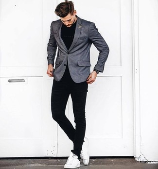 Quale jeans aderenti indossare con un blazer grigio per un uomo di 20 anni: Potresti abbinare un blazer grigio con jeans aderenti per un look trendy e alla mano. Completa questo look con un paio di sneakers basse in pelle bianche.