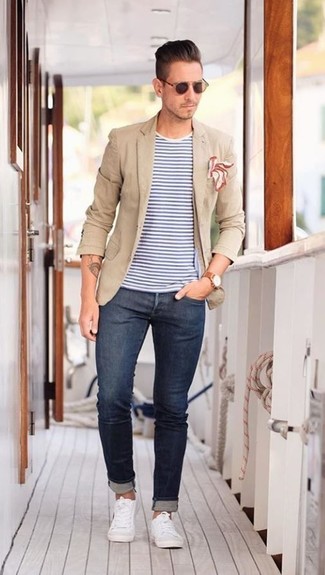 Come indossare e abbinare un blazer beige per un uomo di 30 anni in modo casual: Punta su un blazer beige e jeans aderenti blu scuro per un look semplice, da indossare ogni giorno. Sneakers basse bianche sono una buona scelta per completare il look.