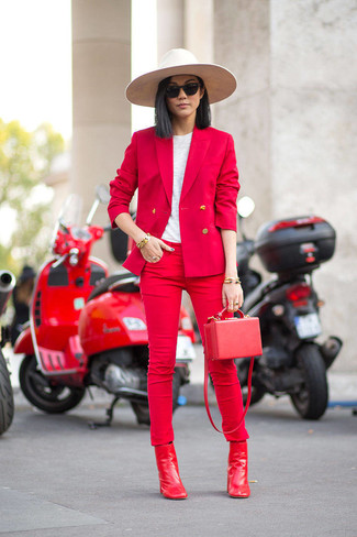 Quale t-shirt girocollo indossare con stivaletti rossi in primavera 2024: Questa combinazione di una t-shirt girocollo e jeans aderenti rossi è perfetta per il tempo libero. Perfeziona questo look con un paio di stivaletti rossi. Una magnifica scelta per i mesi primaverili!