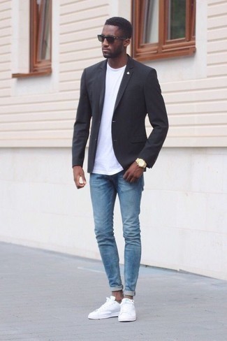 Quale blazer indossare con jeans aderenti azzurri: Prova a combinare un blazer con jeans aderenti azzurri per un fantastico look da sfoggiare nel weekend. Completa questo look con un paio di sneakers basse di tela bianche.