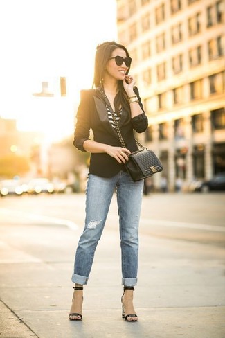 Come indossare e abbinare un blazer con sandali con tacco in estate 2024: Coniuga un blazer con jeans aderenti strappati azzurri per affrontare con facilità la tua giornata. Sandali con tacco sono una interessante scelta per completare il look. È eccellente idea per i mesi estivi!
