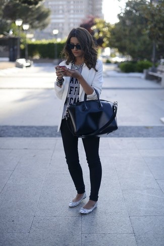 Look alla moda per donna: Blazer bianco, T-shirt girocollo stampata grigia, Jeans aderenti neri, Ballerine in pelle ricamate argento