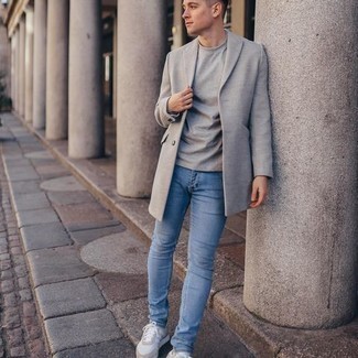 Quale jeans aderenti indossare con scarpe sportive bianche per un uomo di 20 anni: Indossa un blazer grigio e jeans aderenti per un outfit comodo ma studiato con cura. Scarpe sportive bianche aggiungono un tocco particolare a un look altrimenti classico.