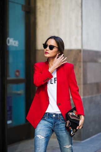 Quale jeans indossare con un blazer rosso per una donna di 30 anni in autunno 2024: Potresti indossare un blazer rosso e jeans per un look raffinato ma semplice. È buona idea per essere perfettamente alla moda in questi mesi autunnali!