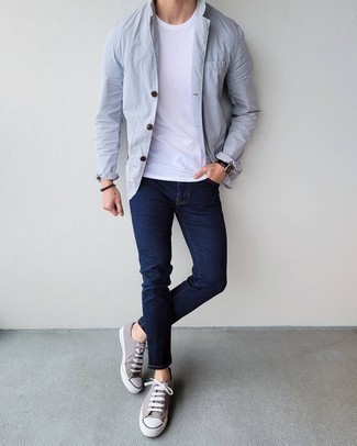 Look alla moda per uomo: Blazer di cotone grigio, T-shirt girocollo bianca, Jeans aderenti blu scuro, Sneakers basse di tela grigie