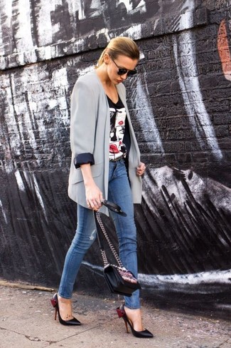 Look alla moda per donna: Blazer di seta grigio, T-shirt girocollo stampata nera, Jeans aderenti blu, Décolleté in pelle neri