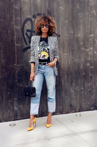 Look alla moda per donna: Blazer a righe verticali bianco e nero, T-shirt girocollo stampata nera, Jeans boyfriend azzurri, Décolleté in pelle gialli